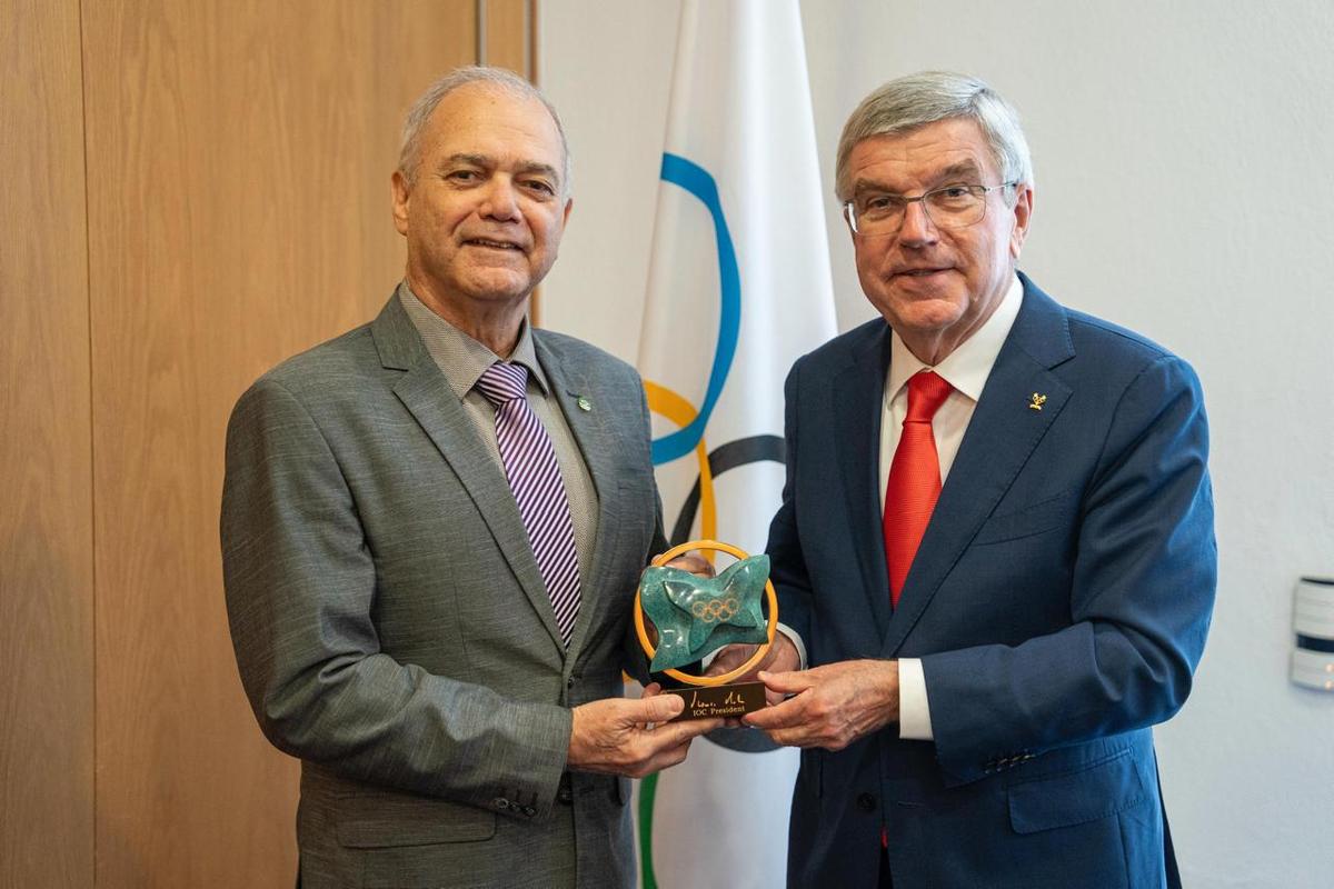 Paulo Wanderley recebe homenagem de Tomas Bach. Foto: Paulo Conde/COB